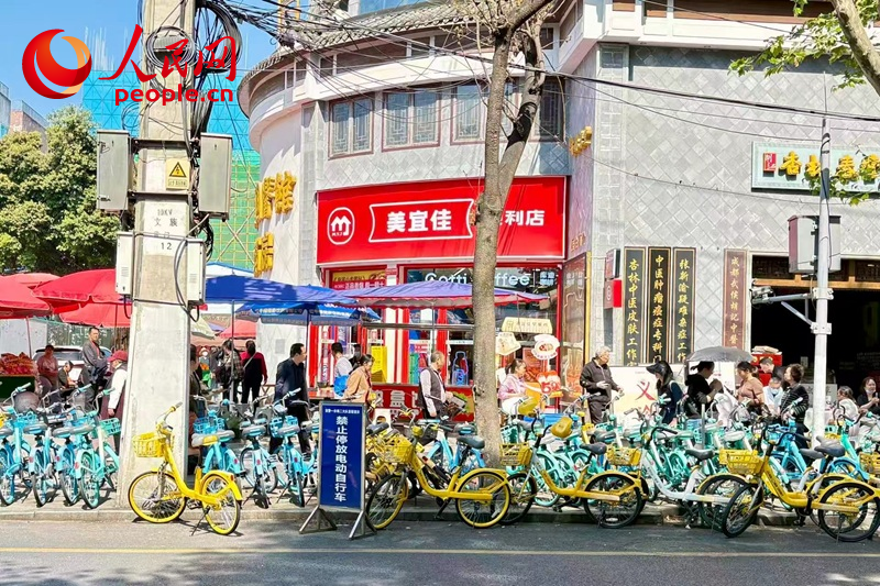 四川成都国学巷路上，共享单车数量较多，不少车辆摆放出了划定区，占据了路面非机动车道。人民网记者 朱虹摄