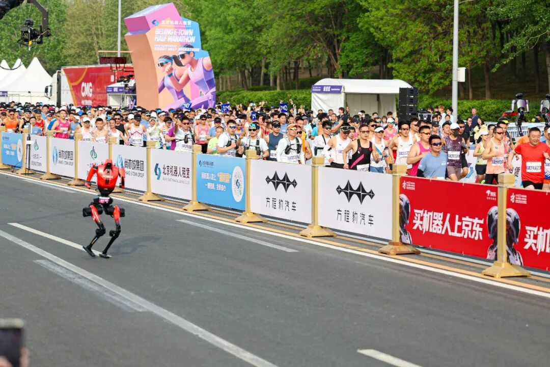2026北京亦庄半程马拉松暨人形机器人半程马拉松，闪电机器人在比赛中。本报记者 张武军 摄