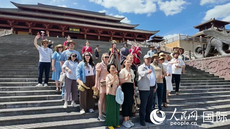 1.俄罗斯媒体和文化界代表参访横店影视城秦王宫。人民网记者 宋歌摄