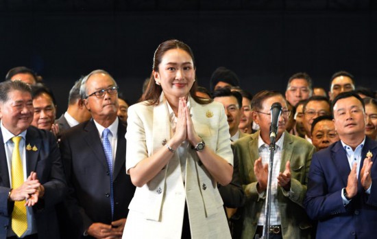 8月16日，在泰国曼谷，佩通坦·钦那瓦（前）当选新一任泰国总理后在为泰党总部出席新闻发布会。新华社发（拉亨摄）