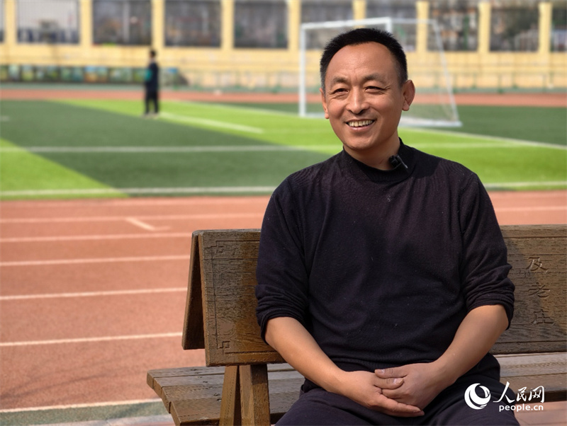 李全生在北京市密云区东邵渠镇中心小学接受人民网采访。人民网记者 常沙摄