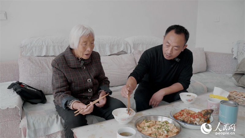 李全生看望独居老人刁淑芳并为其做午饭。人民网记者 彭昱凯摄