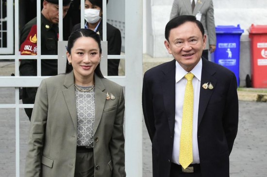 9月9日，泰国前总理他信（右）与女儿佩通坦抵达位于曼谷的最高法院。新华社发