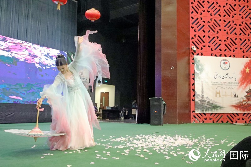中国青年艺术家在活动中表演古典舞。人民网记者赵益普摄