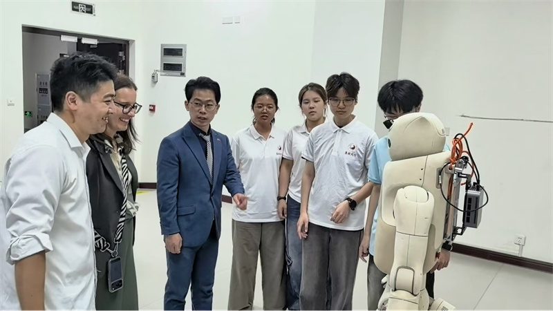 南非代表团考察福建中医药大学康复医学院。 非洲中医与针灸中心供图