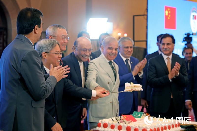 中巴官员共同切开蛋糕，庆祝中巴建交75周年。人民网记者赵益普摄