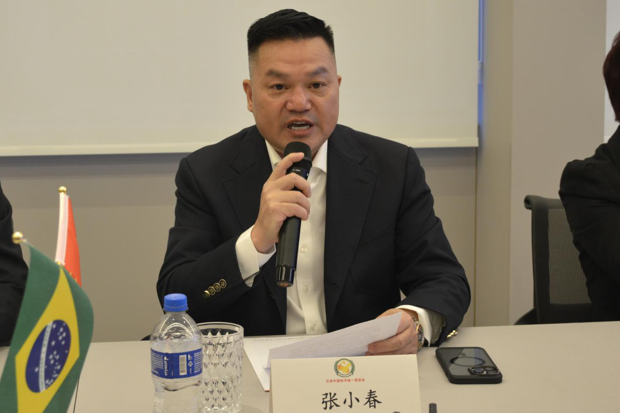 当地时间8月15日，纪念中国人民抗日战争暨世界反法西斯战争胜利80周年座谈会在巴西中国和平统一促进会会馆举行。图为巴西中国和平统一促进会会长张小春致欢迎词。 陈妤汎摄