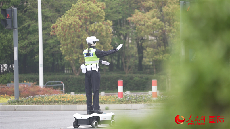 奇瑞墨甲机器人正在指挥道路交通。人民网记者 苏缨翔摄