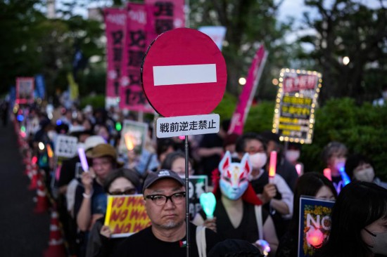 5月19日，在位于日本东京的国会议事堂前，民众手持标语参加抗议集会，抗议高市政府破坏和平宪法。新华社记者贾浩成摄