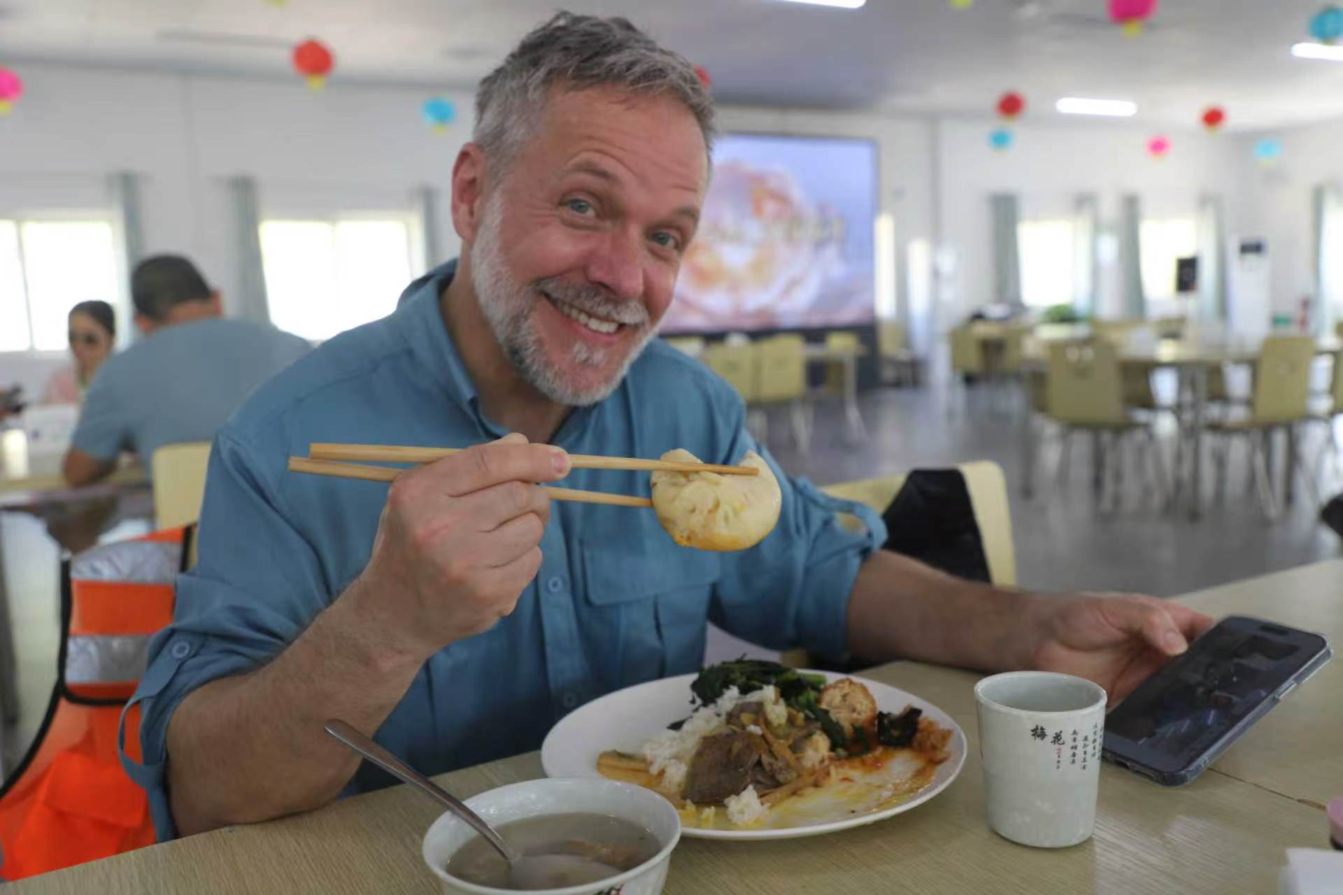 Lothar Becker在体验中国美食。凯凯水电站项目供图
