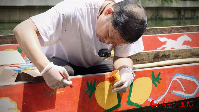 猎德村民为龙船“画花”。人民网 吴宇扬扬摄