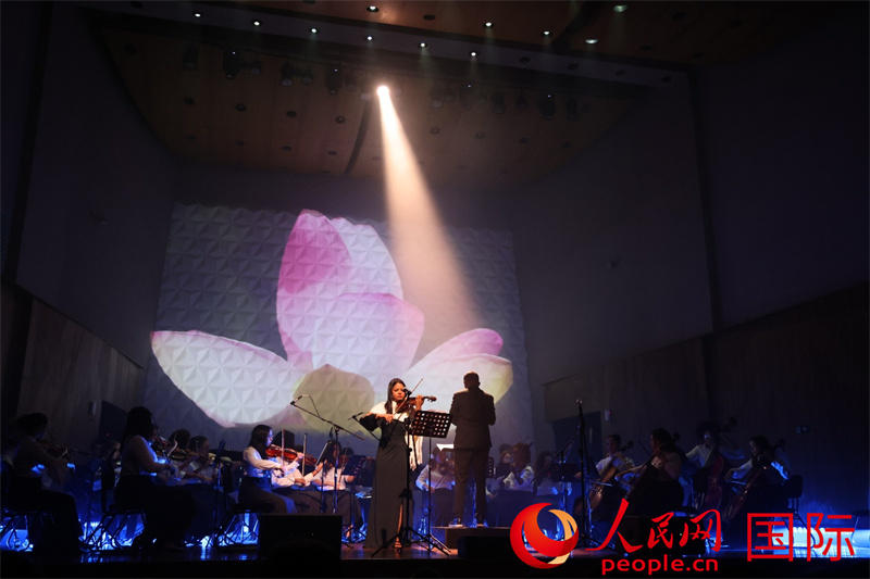 巴西冈萨加女子交响乐团演绎中国经典小提琴协奏曲《梁山伯与祝英台》选段。人民网记者 陈海琪摄