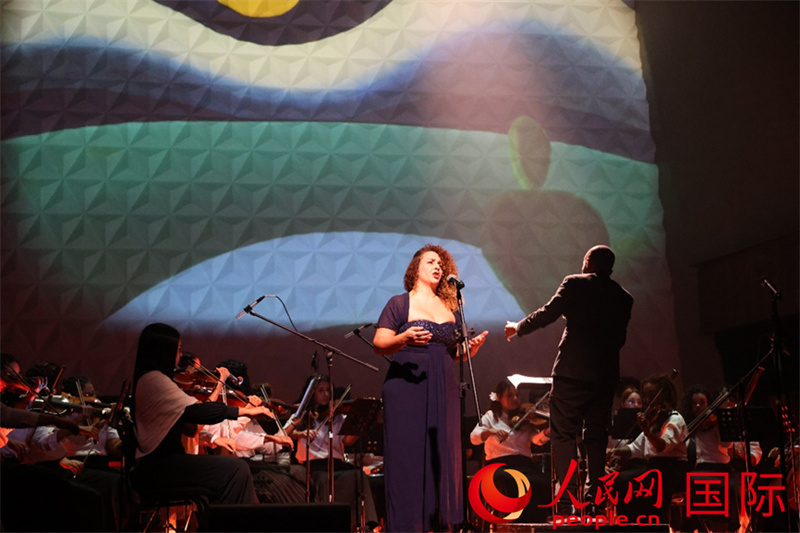 巴西女高音卢德米拉·鲍尔费尔德演唱《帕拉伊巴的天空》。人民网记者 陈海琪摄