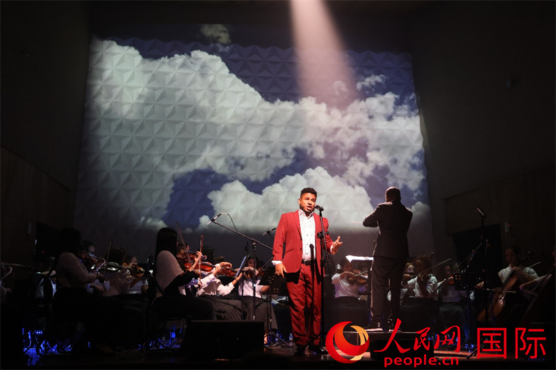 巴西男中音歌唱家杰西·布埃诺演唱《你是我心中的一切》。人民网记者 陈海琪摄