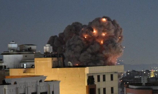 这是3月29日拍摄的德黑兰市区爆炸后的浓烟。新华社记者沙达提摄