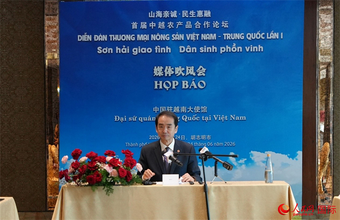 中国驻越南大使何炜回答记者提问。人民网记者 白晓川摄