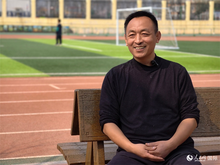 李全生在东邵渠镇中心小学接受人民网采访。人民网记者 常沙摄