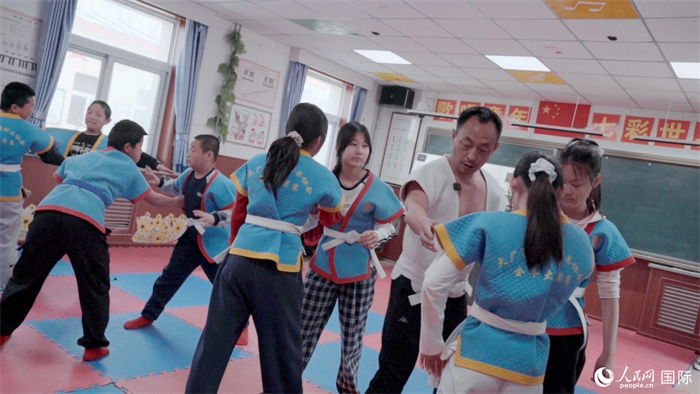 李全生在东邵渠镇中心小学为孩子们开设角抵课程。人民网记者 彭昱凯摄