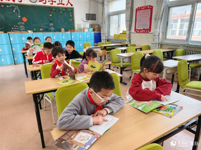 东邵渠镇中心小学二年级的孩子们在阅读英文绘本。人民网记者 常沙摄