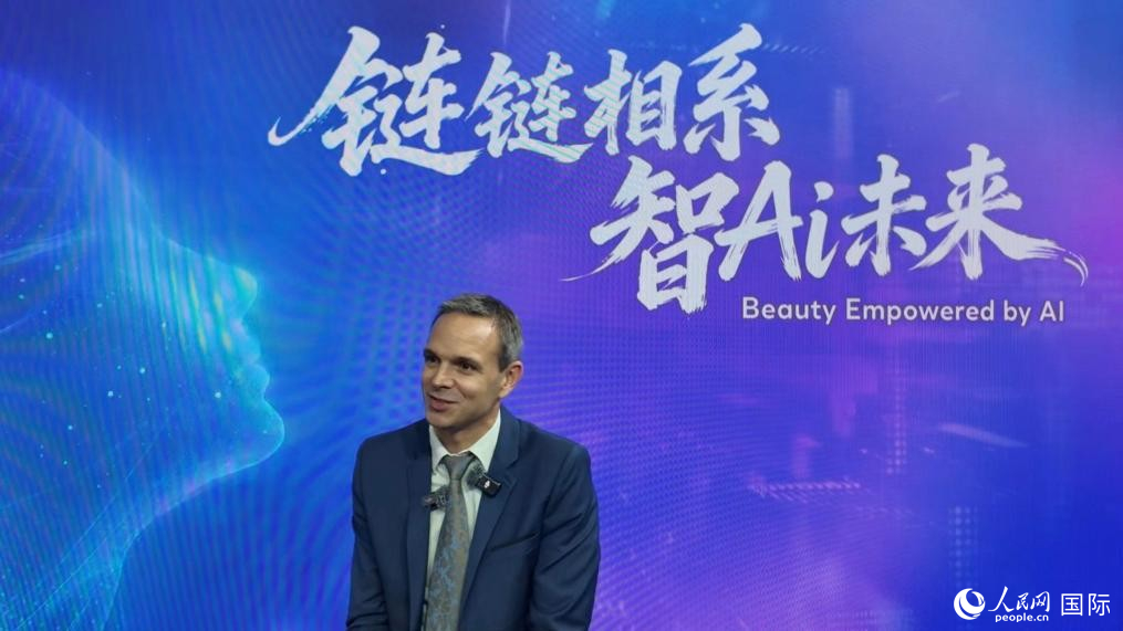 欧莱雅北亚及中国运营高级副总裁柏迈昂在链博会期间接受采访。人民网记者 方经纶摄