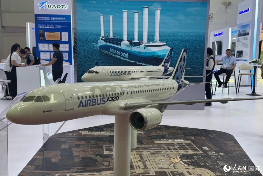 链博会空客展区展出的A320飞机模型。人民网 吴倩倩摄