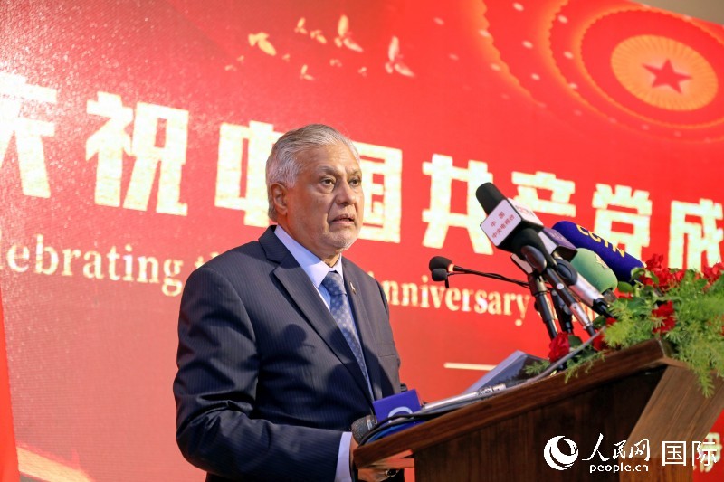 巴基斯坦副总理兼外长达尔在招待会上致辞。人民网 瓦卡斯·阿赫迈德摄