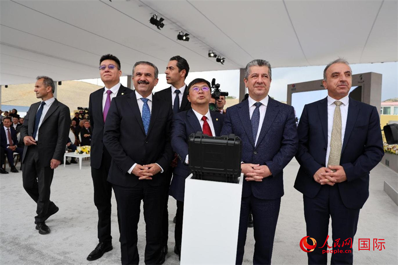 中伊嘉宾摁下按钮,共同启动水泥厂运行。人民网伊纳斯·易卜拉欣摄
