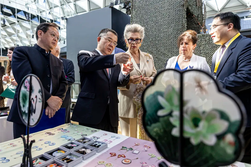 来宾观展。 中国驻布达佩斯旅游办事处供图
